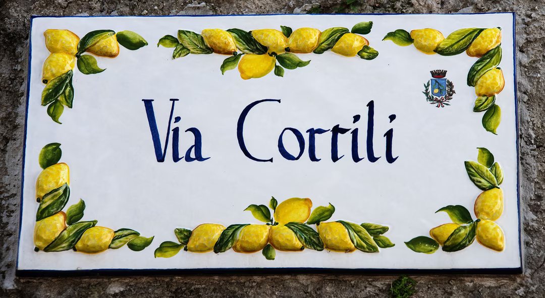Limone sul Garda : ce village suspendu cache le secret de ses célèbres citrons 3 AdobeStock 183485694 plaque fs